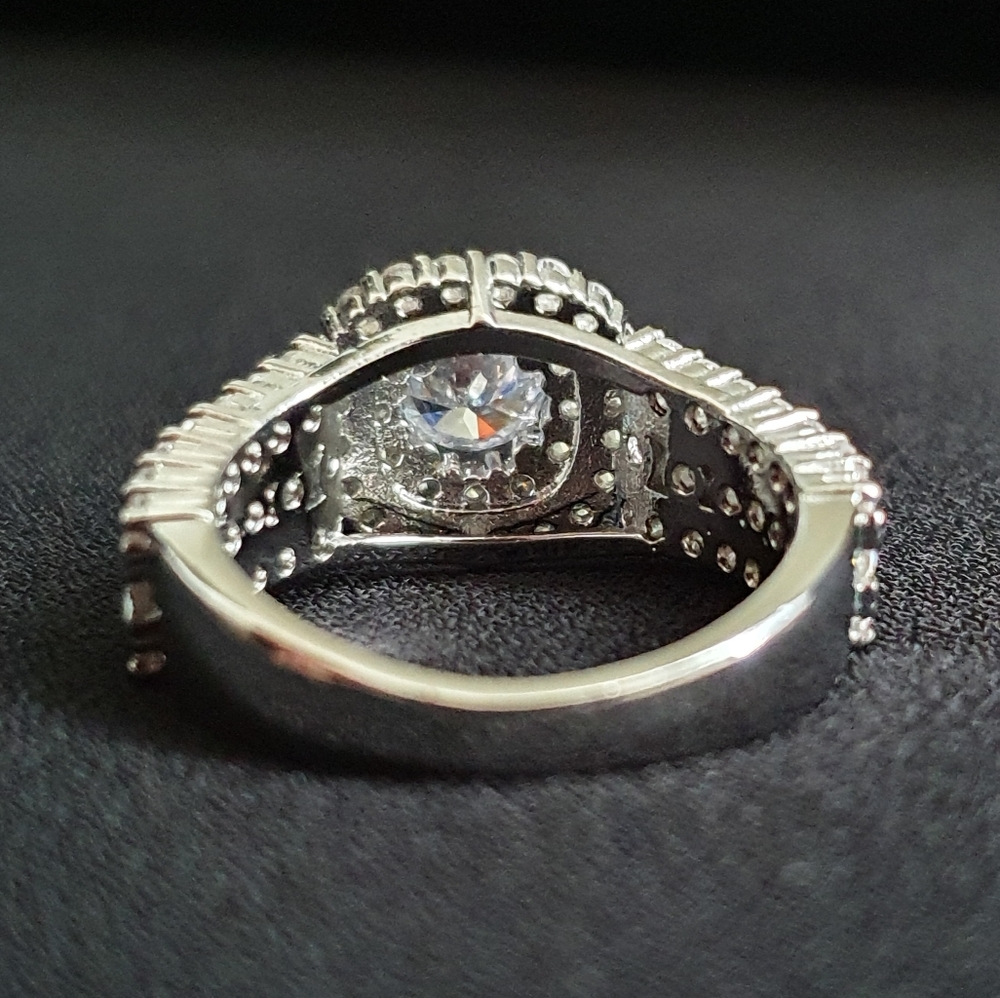 Gorgeous Inlaid Diamond Sparkling Ring - Picture 4 of 6